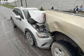 El automóvil Mazda presentó daños severos en la parte frontal tras incrustarse en la camioneta Dodge RAM.