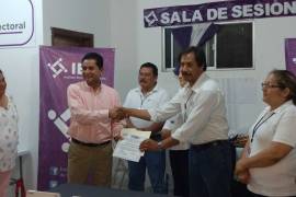 Recibe constancia de mayoría candidato a la alcaldía de Acuña