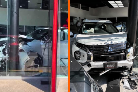 Entre los autos dañados, una Mitsubishi Outlander quedó en pérdida total y otros vehículos en exhibición también fueron afectados