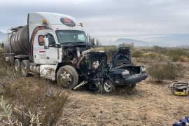 El Nissan Tsuru, que quedó prensado, impactó de frente contra el tráiler cargado con diésel, causando la muerte del conductor.