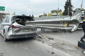 Una barrera metálica atravesó de lado a lado una camioneta tras un accidente registrado en el bulevar Nazario Ortiz Garza, al oriente de Saltillo.