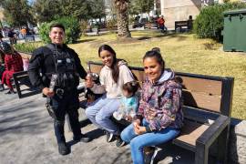 Policías se acercaron a la gente que paseaba por la plaza, para darles un detalle.