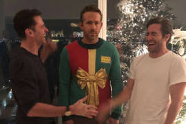 Engañan a Ryan Reynolds para que se ponga un horrible suéter de navidad