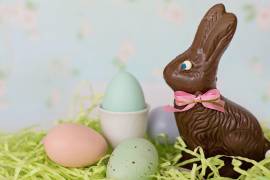 Según la leyenda, un conejo lleva canastas repletas de dulces y huevos decorados para regalarle a los niños.