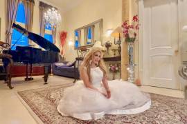 Estrella. Helena del Pilar es una artista y compositora colombiana que es reconocida por su potente voz.
