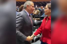 Se puede ver como Adán Augusto, en un video publicado en redes sociales por Lilly Téllez, se acerca a la legisladora para saludarla