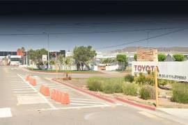 Economía desmintió que Toyota abandone México y aclaró que solo trasladará gradualmente parte de la producción de la Tacoma a EU.