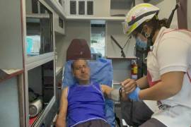 Antonio ¨N¨, de 59 años, recibió atención por parte de paramédicos de la Cruz Roja luego de presentar lesiones en el rostro y sangrado nasal derivado de la presunta agresión ocurrida al interior de su vivienda.