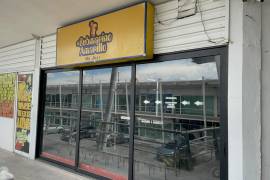 La fachada del restaurante-bar El Submarino Amarillo muestra los daños ocasionados tras el robo, donde los responsables derribaron parte de la pared de tabla roca para ingresar al local.