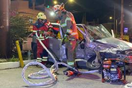 Paramédicos y elementos de rescate de la Cruz Roja utilizaron las quijadas de la vida para liberar a la joven que quedó prensada.