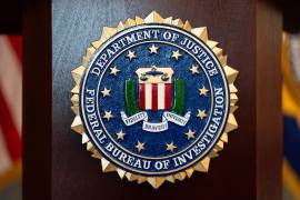El logotipo del FBI, en un podio antes de una conferencia de prensa en una oficina de la agencia en Portland, Oregon, el 16 de enero de 2025.