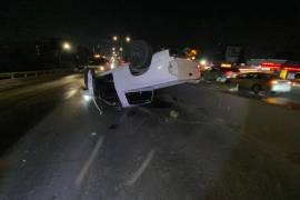 Bomberos y personal de rescate trabajaron para despejar los carriles afectados por el accidente.