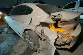 El accidente se registró alrededor de las 23:00 horas, cuando uno de los vehículos redujo la velocidad al cruzar la zona ferroviaria, lo que derivó en el impacto por parte de la camioneta que lo seguía.