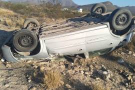 El Chevrolet Corsa terminó volcado a un costado de la carretera estatal Los Pinos.