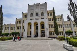 Durante su carrera, Victoriano Díaz fue docente y director en la Escuela de Bachilleres Ateneo Fuente, institución que considera clave en su desarrollo profesional.
