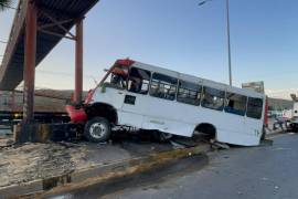 Autoridades realizan un peritaje técnico a la estructura vial para descartar riesgos después del accidente.
