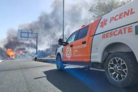 El incendio y volcadura de una pipa cargada con 35 mil litros de diésel movilizó esta lunes a elementos de Protección Civil, en el ayuntamiento de Juárez, Nuevo León.