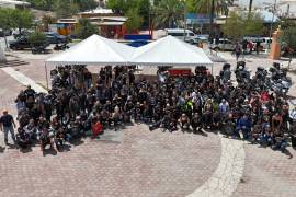 La rodada concluyó en Ramos Arizpe con música en vivo y la tradicional bendición de cascos, símbolo de seguridad y camaradería.