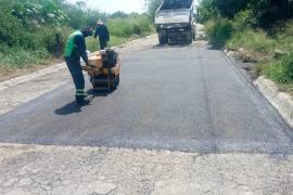 Cuadrillas del programa “Aquí Andamos” rehabilitaron un tramo del Camino a Los Ramones para mejorar la circulación vehicular.