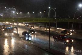 Lluvias, acompañadas de tormentas eléctricas se presentan la noche de este lunes en la zona metropolitana de Monterrey.