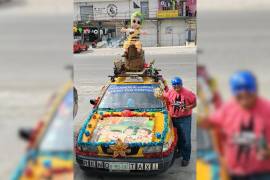 El techo del Renotaxi luce una piñata del Chavo que alegra a quienes lo ven pasar.
