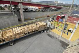 El tráiler terminó impactado contra la barda de un comercio tras el accidente ocurrido en la colonia Avícola.