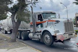 Una pipa con más de 55 mil litros de combustible, sospechosa de “huachicoleo”, fue detenida por elementos de la policía estatal.