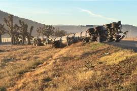 El tráiler cargado con Metil Terc Butilo volcó a la altura del ejido El Cedrito.