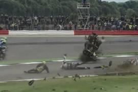 Espectacular accidente de dos pilotos en MotoGP (video)