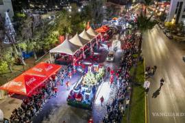 La Caravana Coca-Cola del año pasado iluminó las calles de Saltillo, llevando la magia navideña a miles de asistentes.