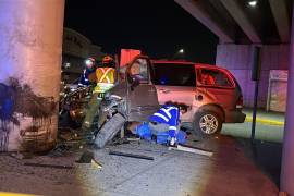 La camioneta quedó completamente destrozada tras impactarse contra una columna del puente vehicular.