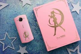 Combate al mal y tómate selfies con el celular de Sailor Moon