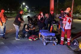 Compañeros de los motociclistas detuvieron su marcha para auxiliarlos después de la caída.