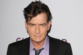 Mujer en demanda judicial de VIH 'felizmente firmó' un acuerdo de confidencialidad para salir conmigo: Charlie Sheen