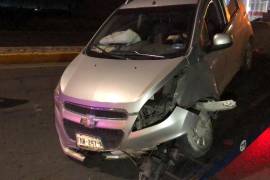 El vehículo Chevrolet Spark quedó obstruyendo el carril de alta velocidad tras el accidente.