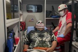 Paramédicos de la Cruz Roja atendieron al lesionado.