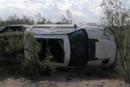 La camioneta RAM quedó volcada sobre su costado derecho a un costado de la carretera Allende-Villa Unión.