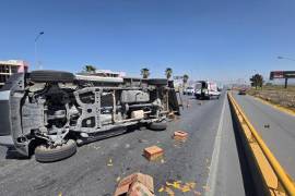 La pesada unidad, que terminó de costado, transportaba cajas de salsa que quedaron esparcidas en la vialidad.