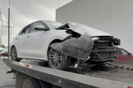 La parte frontal del automóvil compacto quedó severamente dañada tras no poder evitar la colisión contra la van de pasajeros.
