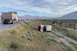 El vehículo, que no portaba placas, fue abandonado por su propietario luego de volcarse a la altura del kilómetro 16 de la carretera a Monterrey.