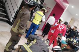 Una mujer falleció y un hombre resultó lesionado luego del desplome de un elevador en un centro comercial.