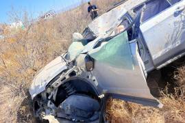 El vehículo compacto salió de la carretera Saltillo–Torreón y terminó volcado tras dar varias volteretas.