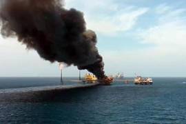 Incendio en plataforma de Pemex deja un muerto y varios desaparecidos