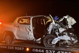 La camioneta blanca del sacerdote quedó completamente destruida tras el impacto.