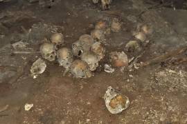 Los especialistas creen que las víctimas en la cueva probablemente fueron decapitadas ritualmente y que los cráneos se exhibieron en una especie de estante para trofeos