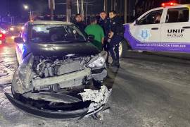 Elementos de la UNIF y de Tránsito Municipal acudieron al cruce para tomar conocimiento de los hechos y brindar apoyo al conductor afectado.