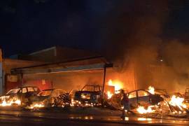 Un incendio registrado durante la madrugada consumió al menos 12 vehículos que se encontraban en el exterior de un negocio de autopartes ubicado sobre el bulevar Otilio González, lo que provocó una intensa movilización de cuerpos de emergencia.