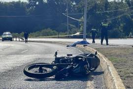 La motocicleta quedó varios metros adelante del sitio donde terminó el conductor.