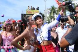 Sensual disfraz de novia de Neymar en carnaval incluía homenaje a futbolista