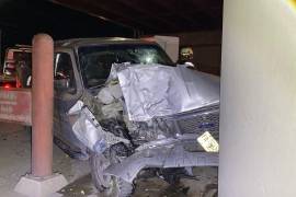La camioneta terminó contra una de las columnas que sostienen el puente vehicular.